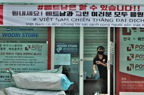 Hình ảnh độc đáo về người nước ngoài giãn cách xã hội ở Việt Nam