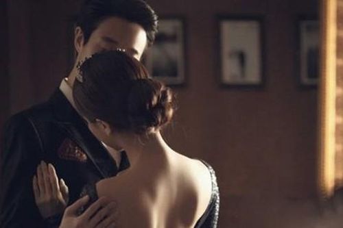 Quản đốc bán nhà trả nợ để có tình yêu 'độc quyền' với cô gái quán bia ôm