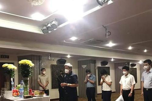 Cha đột ngột qua đời, nữ sinh viên y đang chống dịch không thể về chịu tang