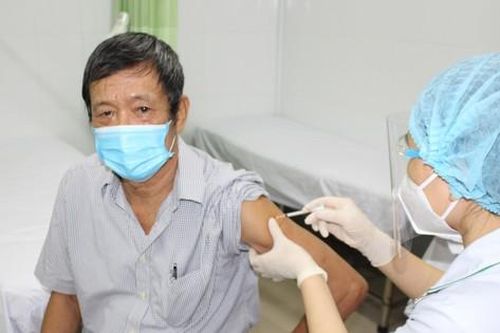 Cận cảnh tiêm vắc xin phòng COVID-19 cho người trên 65 tuổi