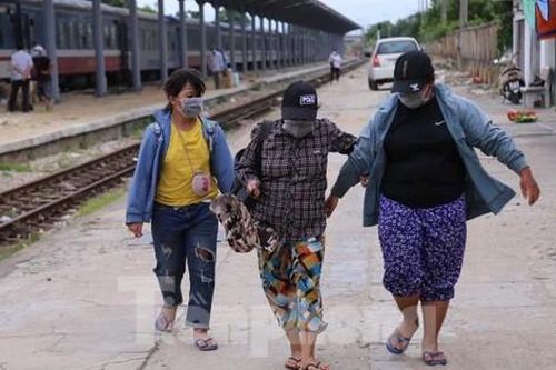 Bốn mẹ con đạp xe từ Đồng Nai về Nghệ An, chiều nay đã xuống ga Vinh
