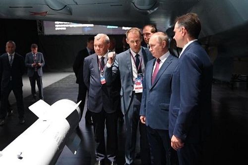 Ông Putin chiêm ngưỡng tiêm kích 'Chiếu tướng' tiên tiến của Nga