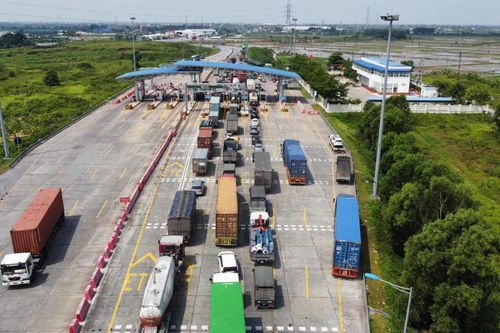 Chờ kiểm tra y tế, tài xế khóa cửa xe ngủ quên khiến giao thông thêm ùn tắc