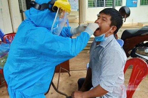 Khen thưởng nhân viên y tế kịp thời phát hiện F0, chặn chuỗi lây nhiễm