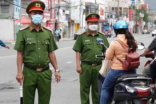 Miền Tây vượt 6.000 ca Covid-19, vẫn có người tụ tập ăn nhậu, đánh bài