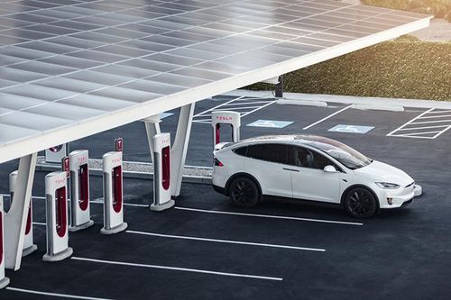 Tesla mở rộng mạng lưới trạm sạc, xe của hãng khác có thể 'sạc ké'
