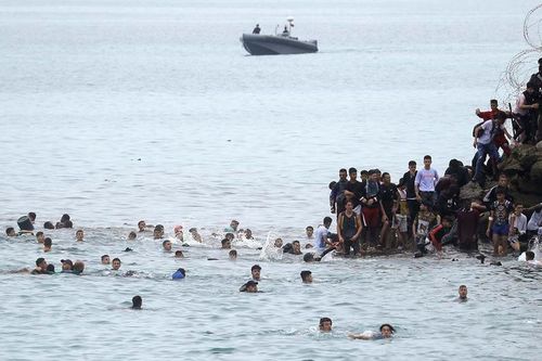 Thêm hàng trăm người tràn vào vùng Melilla của Tây Ban Nha