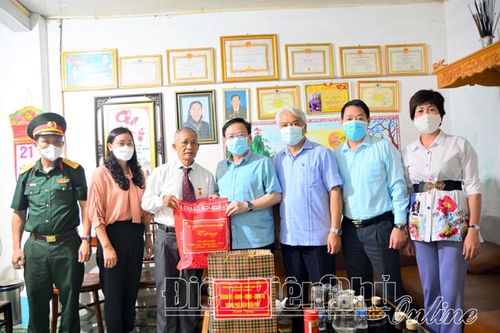 Đồng chí Mùa A Sơn thăm hỏi, tặng quà gia đình chính sách