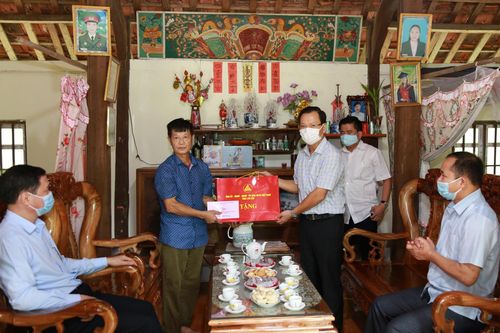 Phó Chủ tịch Thường trực UBND tỉnh Hoàng Quốc Khánh thăm, tặng quà gia đình chính sách tại Bảo Yên