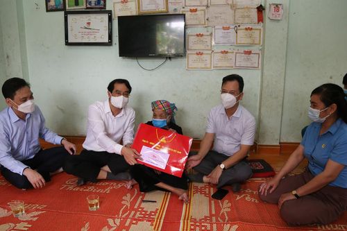 Chủ tịch UBND tỉnh Trịnh Xuân Trường thăm, tặng quà các gia đình chính sách huyện Văn Bàn