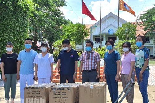 Hội đồng hương Ninh Bình tại thành phố Hồ Chí Minh tặng khẩu trang N95 cho Đoàn cán bộ y tế Ninh Bình