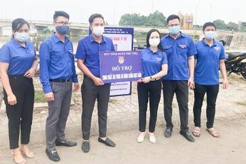Thăm và tặng quà cho thanh niên trực chốt kiểm soát dịch COVID-19