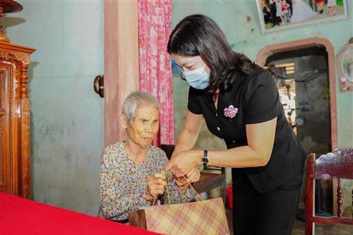Thăm, tặng quà các đối tượng chính sách trên địa bàn huyện Gio Linh