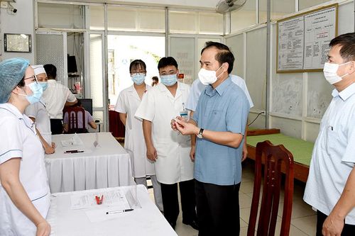 Đồng chí Phó Chủ tịch UBND tỉnh Hoàng Việt Phương kiểm tra công tác tiêm phòng Covid-19 tại Bệnh viện Đa khoa tỉnh