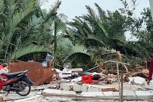 Giông lốc làm 15 người bị thương, 64 căn nhà hư hại