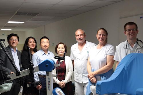 Doanh nghiệp Việt tại Séc hỗ trợ bệnh viện địa phương chống dịch