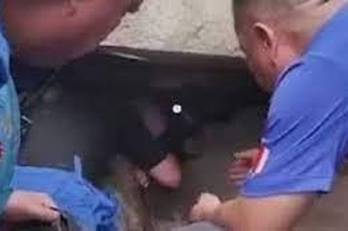 Nghẹt thở cứu bé 3 tháng tuổi bị vùi lấp dưới đống đổ nát vì lũ ở Trung Quốc