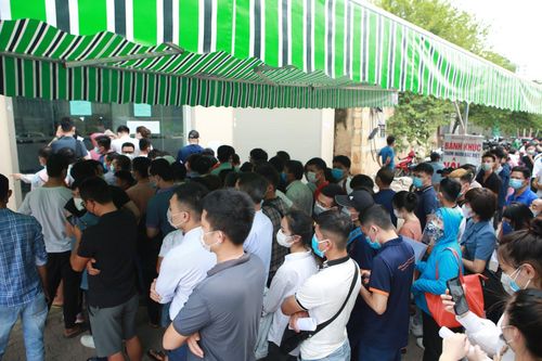 Hà Nội yêu cầu đóng cửa cơ sở để người dân chen chúc xét nghiệm, tiêm vaccine