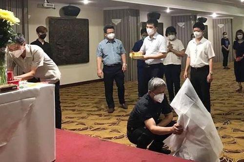 Thứ trưởng Bộ Y tế viếng bố nữ sinh Bắc Giang đang chống dịch tại TP.HCM