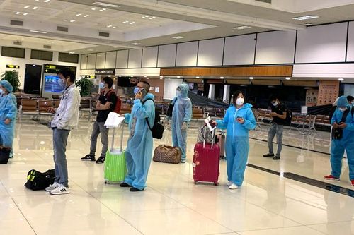 Đoàn khách đầu tiên cách ly tập trung sau khi từ thành phố Hồ Chí Minh đến Hà Nội