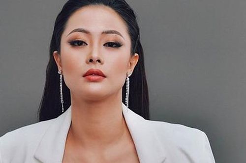 Đời thường gợi cảm của Hoa nhà quê trong 'Mùa hoa tìm lại'