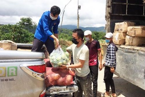 Đồng bào các dân tộc ở huyện nghèo Đam Rông tặng người dân TP. Hồ Chí Minh 20 tấn nông sản