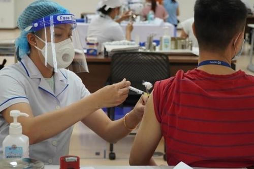 Người béo phì, có bệnh nền và người trên 65 tuổi sẽ được tiêm vắc xin ở bệnh viện