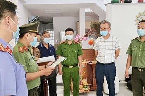Đường dây phù phép người nước ngoài thành... chuyên gia