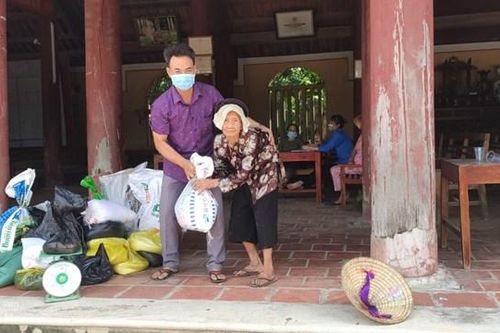 Hai ông bà hơn trăm tuổi chống gậy mang gạo ủng hộ TP Hồ Chí Minh