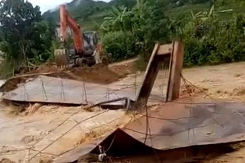 Thanh Hóa: Cầu bản Pùng bị nước cuốn trôi, 200 hộ dân rơi vào cô lập