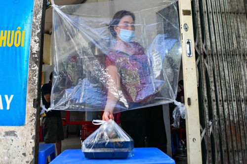 Bún đậu bán không chạm tay nhau qua tấm chắn nylon ở Hà Nội