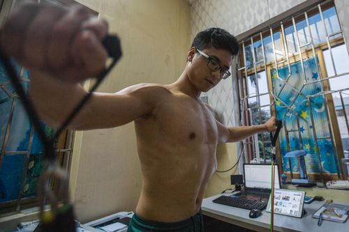 Người Hà Nội tập thể dục ở nhà những ngày dịch căng thẳng
