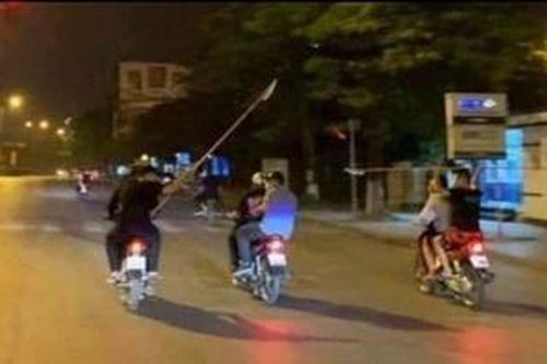 Bắt giam 19 người mang hung khí đi hỗn chiến