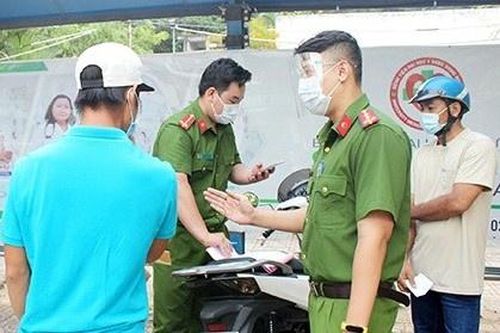 Đạp cảnh sát ở chốt kiểm dịch, nam thanh niên bị tạm giữ