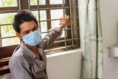 Thanh niên lao vào chốt kiểm dịch làm thương một cảnh sát