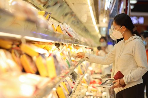 Siêu thị ở TP.HCM đông đúc, hàng hóa vẫn đầy ắp