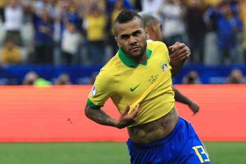 Dani Alves, người không ngừng tìm kiếm vinh quang