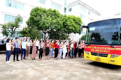 50 cán bộ y tế Lào Cai lên đường hỗ trợ Bình Dương chống dịch