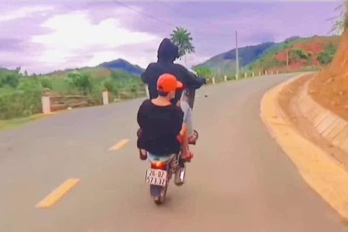 Sơn La: Khoe 'bốc đầu' xe máy trên MXH 6 thanh niên bị phạt gần 23 triệu đồng