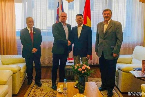 Đại sứ Nguyễn Tuấn làm việc với Chủ tịch Đảng Cộng sản Slovakia