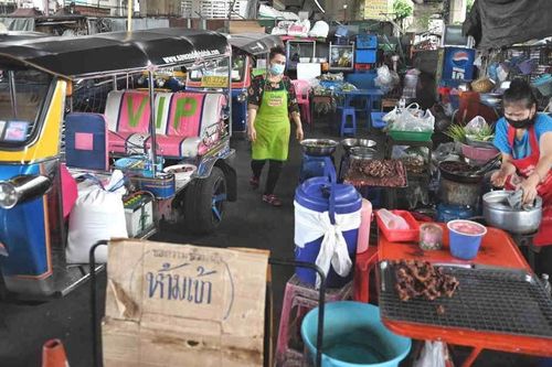 Tài xế tuk-tuk Thái Lan nóng lòng mở cửa đất nước dù Covid-19 càn quét