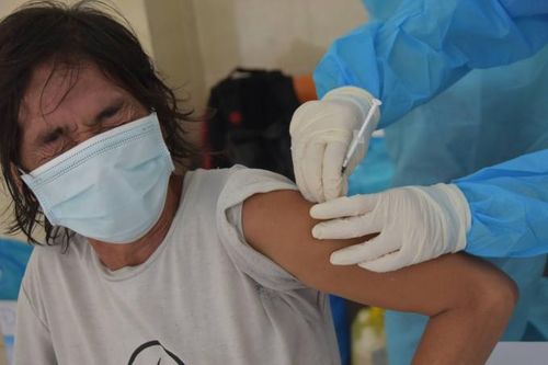 Người cao tuổi TP. Hồ Chí Minh được tiêm vắc xin phòng COVID-19: 'Chúng tôi vui lắm'