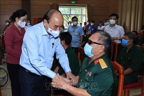 Chủ tịch nước Nguyễn Xuân Phúc thăm, tặng quà thương binh, Mẹ Việt Nam Anh hùng tỉnh Hà Nam