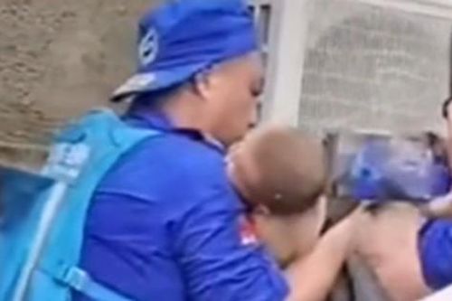 Trung Quốc: Bé bốn tháng tuổi kẹt dưới đống đổ nát một ngày vẫn sống sót thần kì