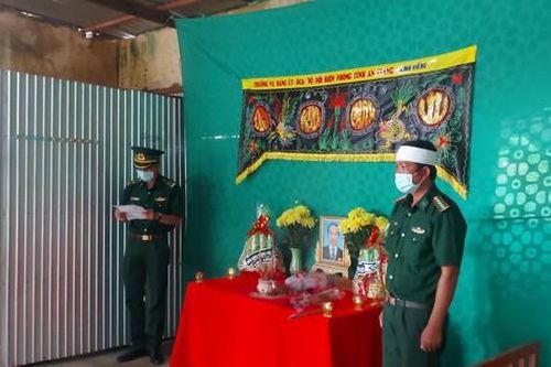 Nghẹn ngào hình ảnh người lính biên phòng chịu tang cha trên chốt biên giới