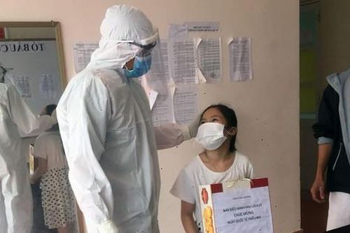 Cán bộ chiến sĩ kê bàn ngủ suốt 3 tháng, nhường phòng cho người cách ly