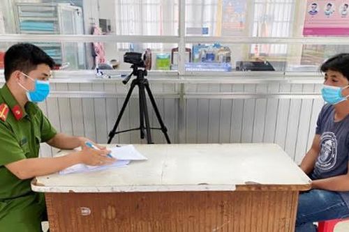 Tạm giữ đối tượng chống đối tổ kiểm soát dịch bệnh