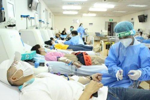 Vượt qua nỗi sợ, đội mưa đi hiến máu cứu người mùa dịch