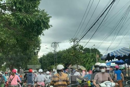 Hàng hóa nhiều, người dân vẫn đổ xô mua lương thực ở 2 thành phố Tây Nguyên