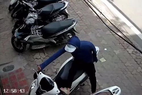Thanh niên dùng chân bẻ khóa xe SH nhanh như chớp trên phố Hà Nội